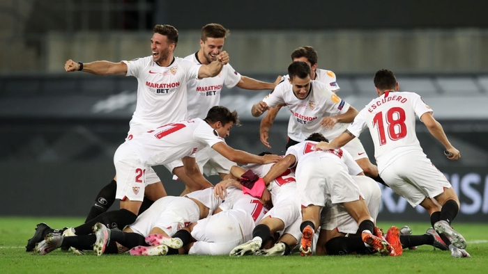 Cầu thủ Sevilla ăn mừng đầy cảm xúc chiếc cúp vô địch Europa League thứ 6 trong lịch sử - Ảnh 1.