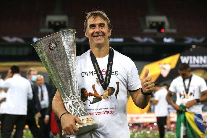 Cầu thủ Sevilla ăn mừng đầy cảm xúc chiếc cúp vô địch Europa League thứ 6 trong lịch sử - Ảnh 11.