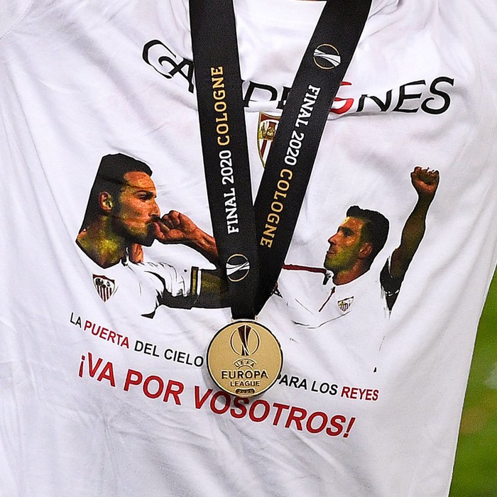 Cầu thủ Sevilla ăn mừng đầy cảm xúc chiếc cúp vô địch Europa League thứ 6 trong lịch sử - Ảnh 6.