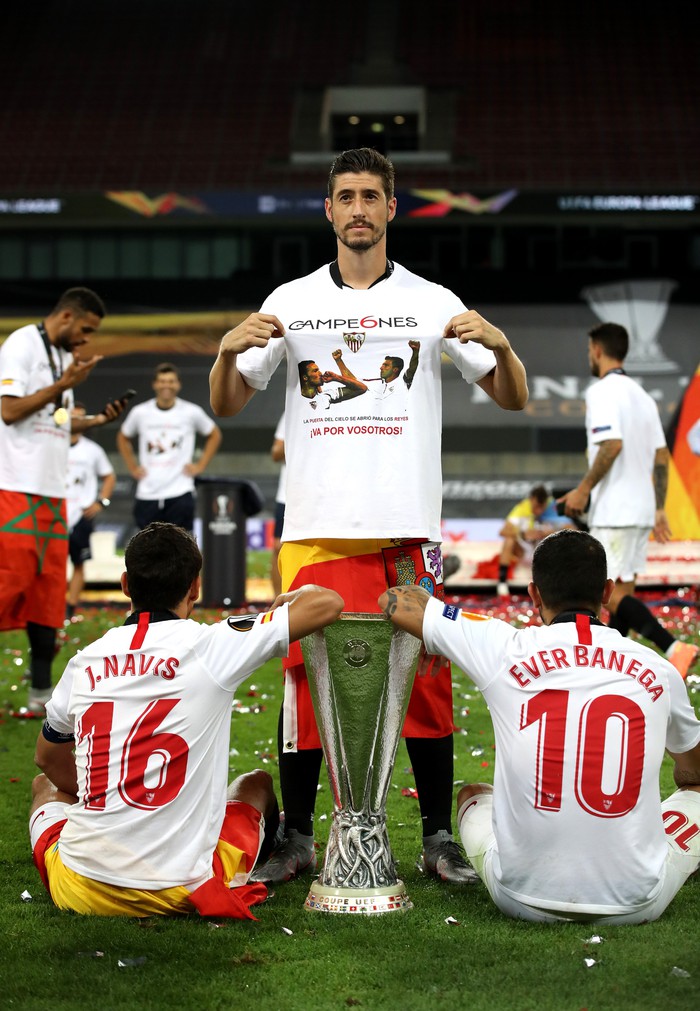 Cầu thủ Sevilla ăn mừng đầy cảm xúc chiếc cúp vô địch Europa League thứ 6 trong lịch sử - Ảnh 8.