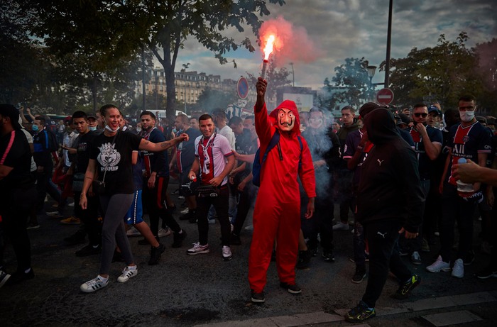 Bất chấp lệnh cấm tụ tập, CĐV PSG nhuộm đỏ thủ đô Paris bằng pháo sáng trước thềm chung kết Champions League - Ảnh 4.