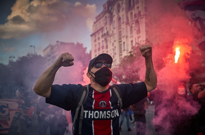 Bất chấp lệnh cấm tụ tập, CĐV PSG nhuộm đỏ thủ đô Paris bằng pháo sáng trước thềm chung kết Champions League - Ảnh 3.