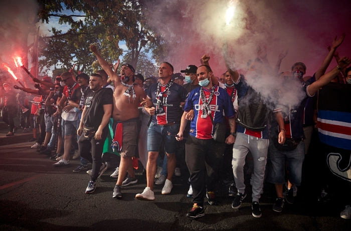 Bất chấp lệnh cấm tụ tập, CĐV PSG nhuộm đỏ thủ đô Paris bằng pháo sáng trước thềm chung kết Champions League - Ảnh 1.