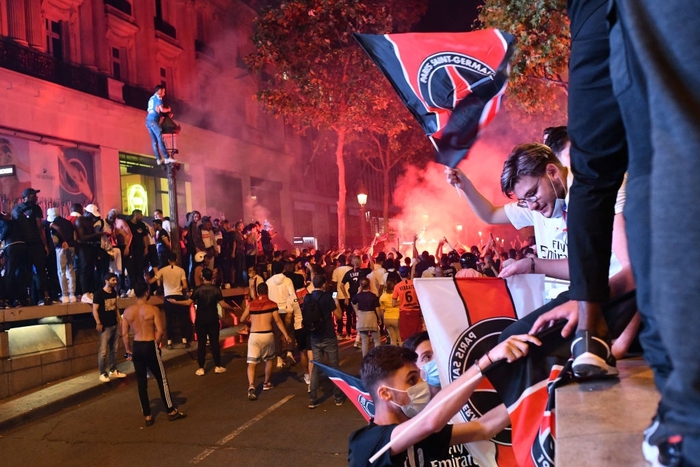 Bất chấp lệnh cấm tụ tập, CĐV PSG nhuộm đỏ thủ đô Paris bằng pháo sáng trước thềm chung kết Champions League - Ảnh 5.
