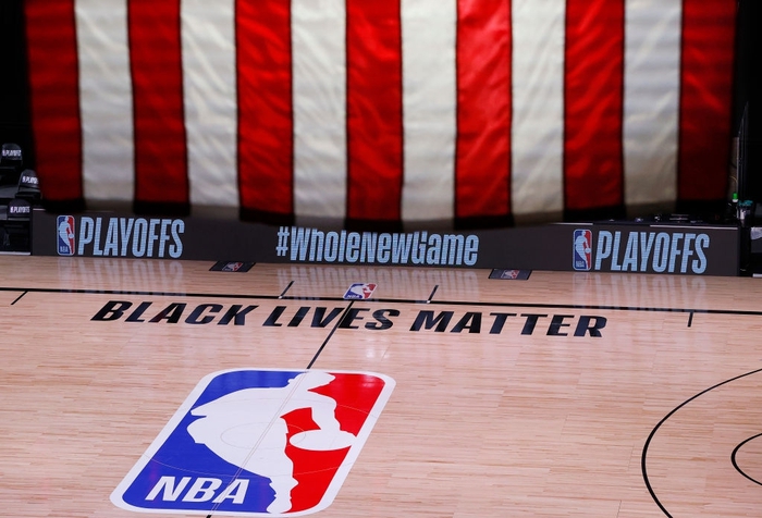 NBA huỷ 3 trận Playoffs, sau quyết định &quot;đình công&quot; của các đội vì vụ cảnh sát Mỹ bắn người da màu Jacob Blake - Ảnh 3.