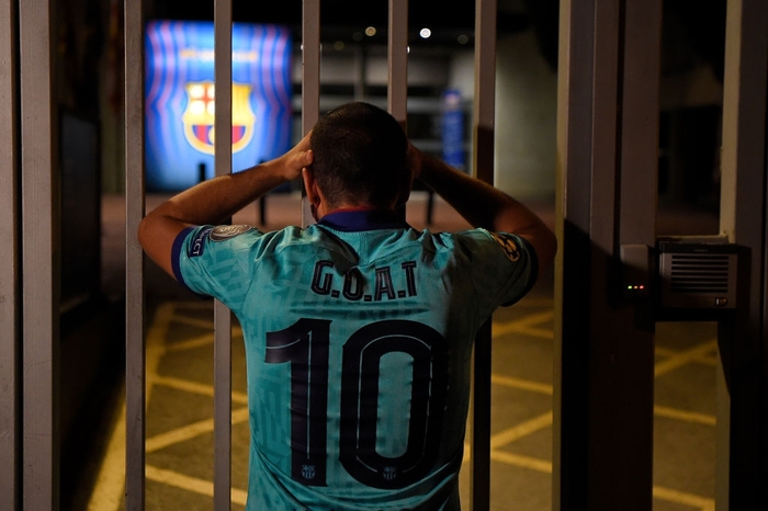 Xúc động khoảnh khắc fan Barca tuyệt vọng quỳ khóc, cầu xin Messi ở lại - Ảnh 4.