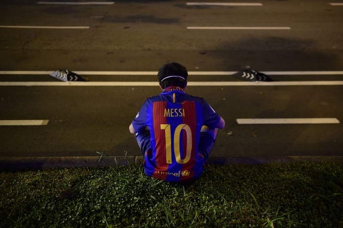 Xúc động khoảnh khắc fan Barca tuyệt vọng quỳ khóc, cầu xin Messi ở lại - Ảnh 5.