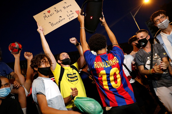 Xúc động khoảnh khắc fan Barca tuyệt vọng quỳ khóc, cầu xin Messi ở lại - Ảnh 3.