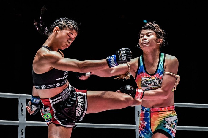 &quot;Nữ hoàng Muay&quot; Stamp Fairtex thua sốc, chính thức mất sạch đai vô địch tại ONE Championship - Ảnh 1.