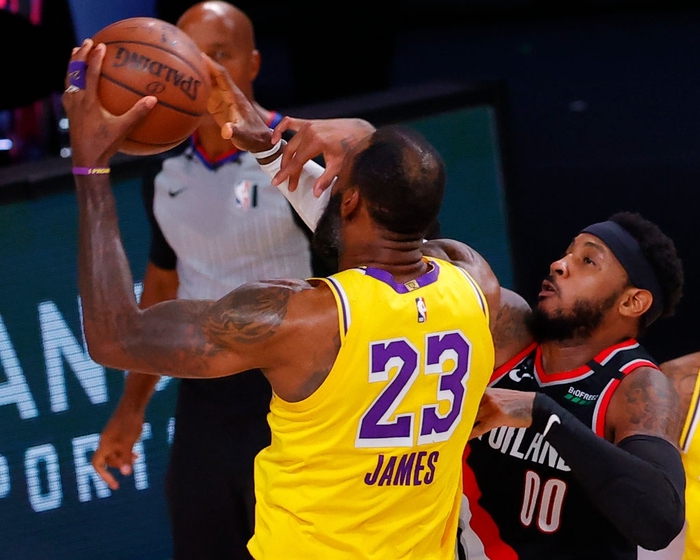 Xót xa với hình ảnh Carmelo Anthony cúi đầu, thất thần sau trận thua đầy tiếc nuối trước Los Angeles Lakers  - Ảnh 5.