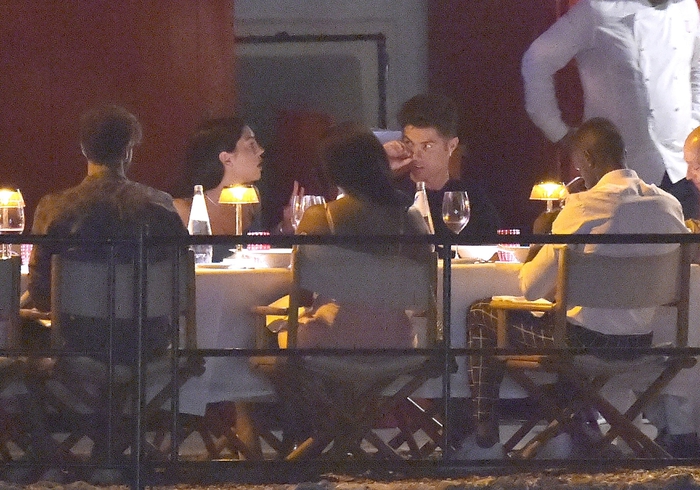 Ronaldo và bạn gái lại khiến dân tình ghen tị: Tay trong tay dạo biển, ăn tối lãng mạn - Ảnh 3.
