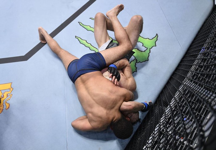 Giành chiến thắng thuyết phục để có hợp đồng tại UFC, võ sĩ bất bại có màn ăn mừng cực chất - Ảnh 4.