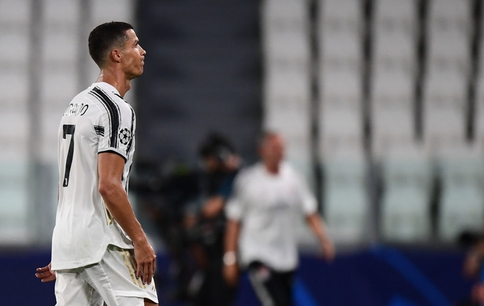 Nhói lòng trước hình ảnh buồn bã của Ronaldo khi đội nhà bị loại sốc tại Champions League - Ảnh 1.