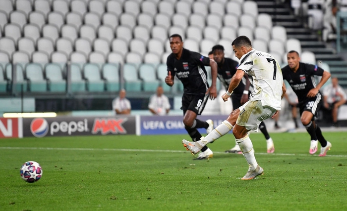 Ronaldo lập thành tích ghi bàn chưa từng có cho Juventus trong ngày đội nhà bị loại sốc tại Champions League - Ảnh 1.