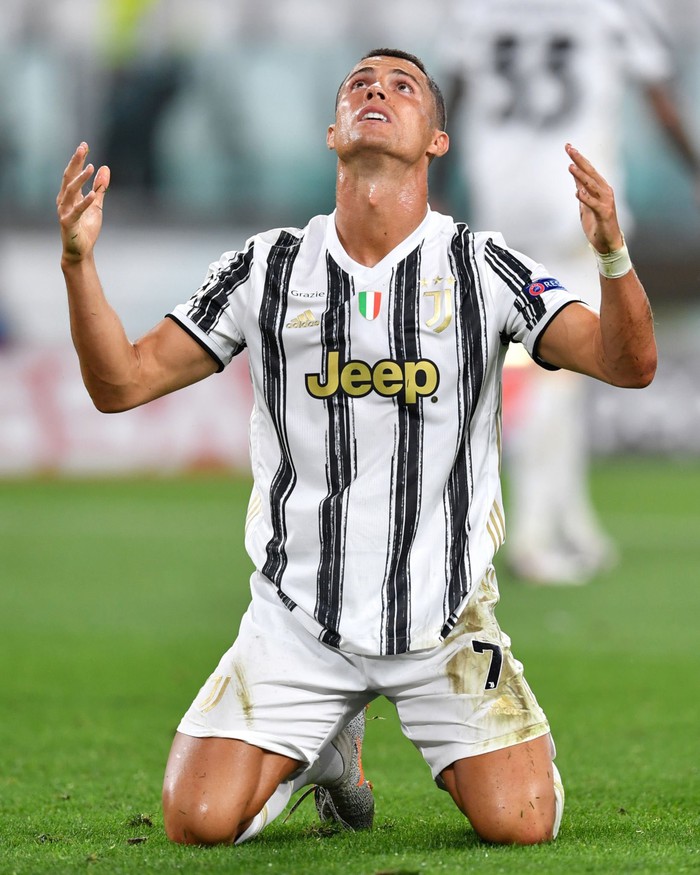 Khoảnh khắc Ronaldo suýt &quot;làm thịt&quot; đồng đội vì dám chọc quê kiểu ăn mừng mang thương hiệu của mình - Ảnh 4.
