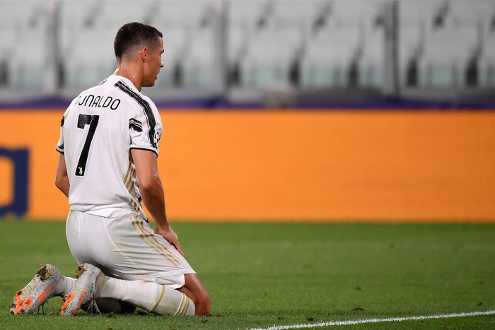 Nhói lòng trước hình ảnh buồn bã của Ronaldo khi đội nhà bị loại sốc tại Champions League - Ảnh 7.
