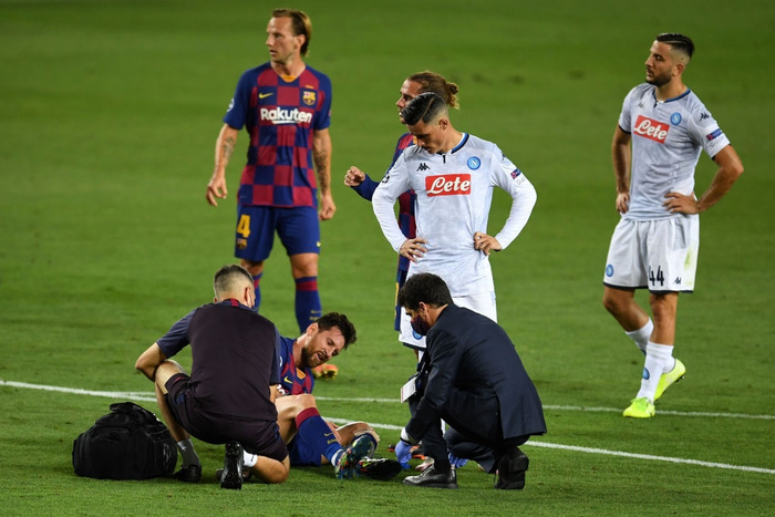 Cận cảnh tình huống Messi bị phạm lỗi khiến cả thế giới nín thở: Đối phương đá ngay phần siêu nhạy cảm, dễ tổn thương nhất - Ảnh 3.