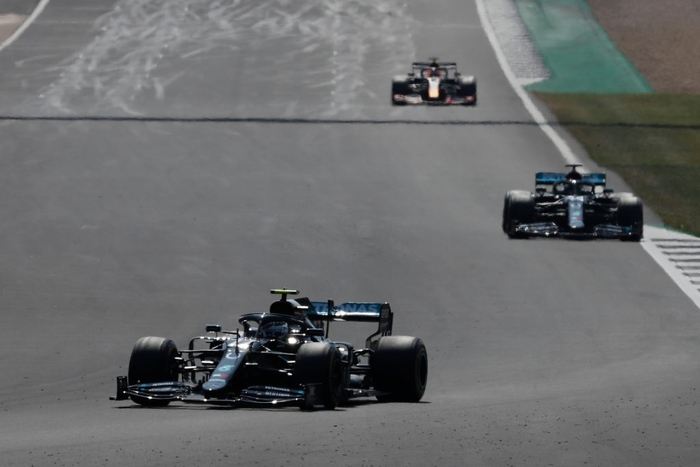 Vượt qua bộ đôi cường địch của Mercedes, tay đua trẻ giành chiến thắng ở chặng F1 đặc biệt - Ảnh 2.