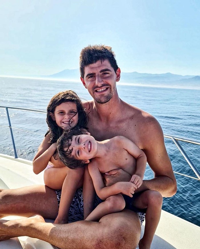 Trong lúc Messi bù đầu với kế hoạch đào tẩu, Ronaldo thảnh thơi đi chơi biển cùng gia đình - Ảnh 9.