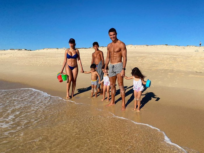 Trong lúc Messi bù đầu với kế hoạch đào tẩu, Ronaldo thảnh thơi đi chơi biển cùng gia đình - Ảnh 1.