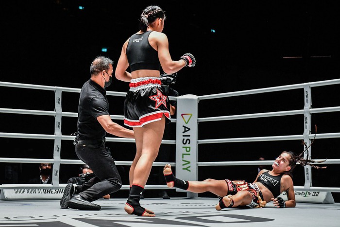 &quot;Thần đồng&quot; làng Muay của Thái Lan giành chiến thắng thuyết phục trong ngày ra mắt ONE Championship - Ảnh 4.