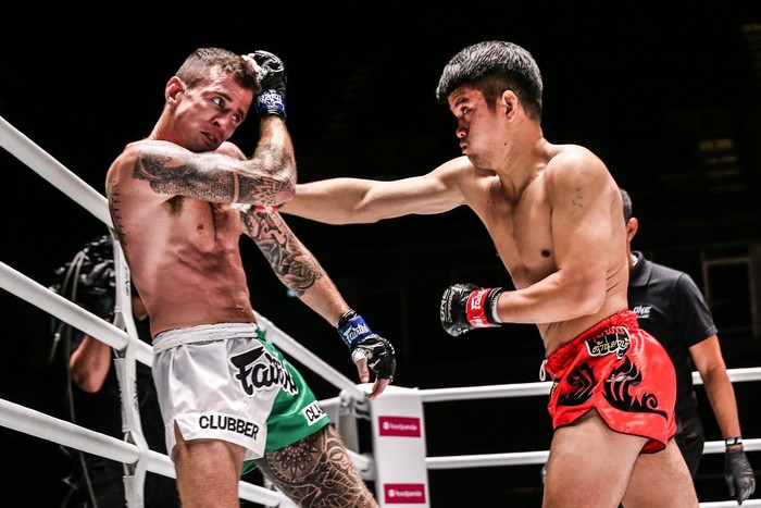 Pongsiri Saenchai đánh bại Sean Clancy trong trận đấu của những nhà vô địch Muay Thái thế giới - Ảnh 2.