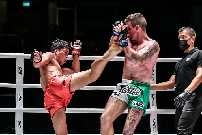 Pongsiri Saenchai đánh bại Sean Clancy trong trận đấu của những nhà vô địch Muay Thái thế giới - Ảnh 6.