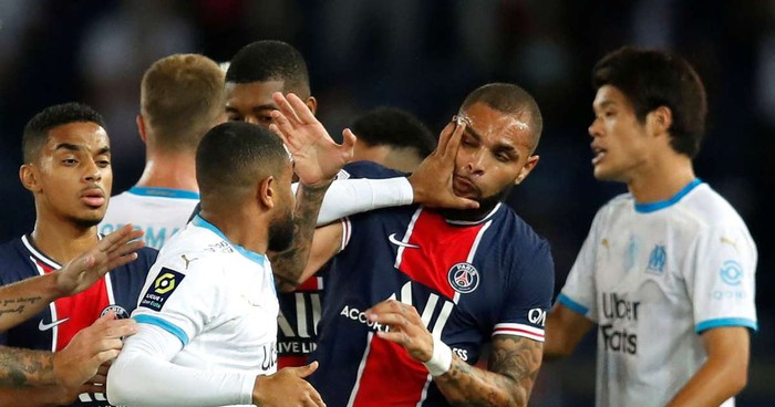 Các cầu thủ PSG và Marseille lao vào nhau và sử dụng bạo lục (Ảnh: Reuters).