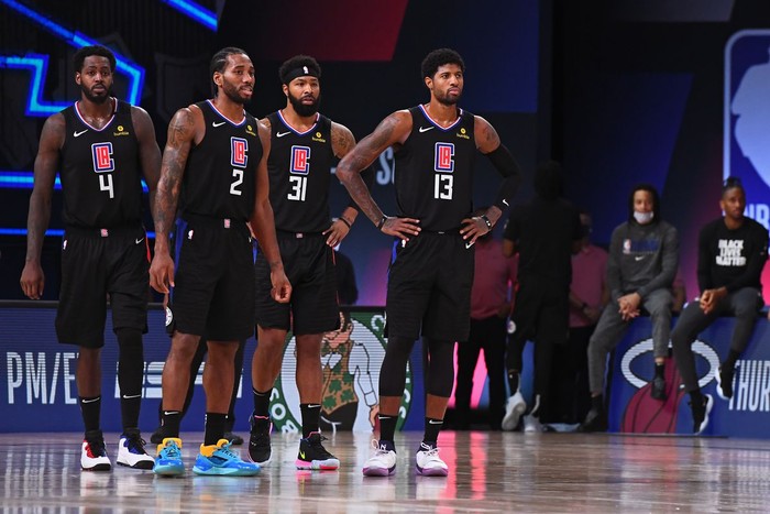 Clippers đón nhận thất bại với tỉ số 89-104 ở game 7 của loạt trận bán kết miền Tây đầy cay đắng (Ảnh: Getty Images).