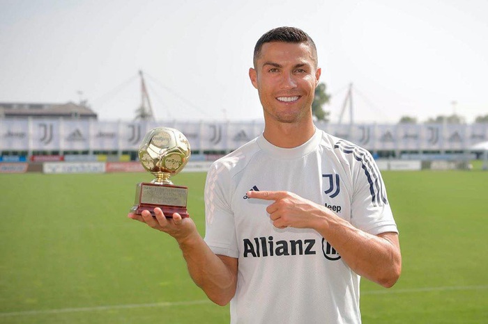 Ronaldo nhận giải thưởng cao quý, khẳng định mình vẫn là chân sút số 1 - Ảnh 1.