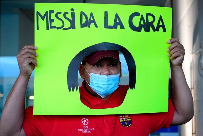 Cha của Messi bị vây kín khi tới Barcelona bàn về tương lai con trai, liên tục nói: &quot;Tôi không biết gì cả&quot; - Ảnh 5.