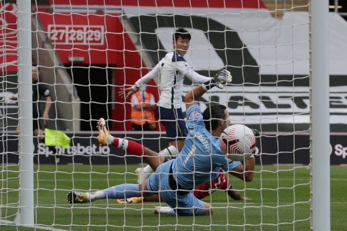 Son Heung-min ghi 4 bàn, Tottenham giành chiến thắng đầu tiên tại Premier League - Ảnh 2.