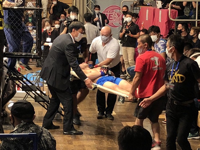 Trở lại sau 4 năm nghỉ thi đấu, huyền thoại MMA Nhật Bản khiến đối thủ phải rời sân bằng cáng - Ảnh 4.