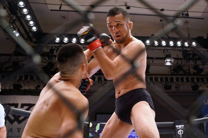 Trở lại sau 4 năm nghỉ thi đấu, huyền thoại MMA Nhật Bản khiến đối thủ phải rời sân bằng cáng - Ảnh 3.