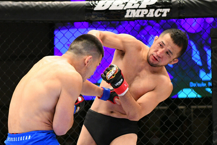 Trở lại sau 4 năm nghỉ thi đấu, huyền thoại MMA Nhật Bản khiến đối thủ phải rời sân bằng cáng - Ảnh 1.