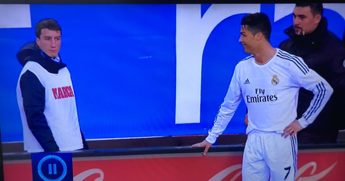 Cầu thủ bị cậu bé nhặt bóng ăn &quot;cú lừa&quot; giống hệt Ronaldo - Ảnh 4.