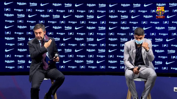 Suarez phớt lờ, không chụp ảnh cùng Chủ tịch Josep Bartomeu trong buổi lễ chia tay của mình - Ảnh 1.
