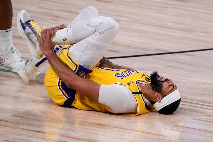 Dính chấn thương cổ chân, sao Los Angeles Lakers bỏ ngỏ khả năng thi đấu ở game 5: Điềm báo cho kịch bản &quot;lật kèo&quot; của Denver Nuggets? - Ảnh 1.
