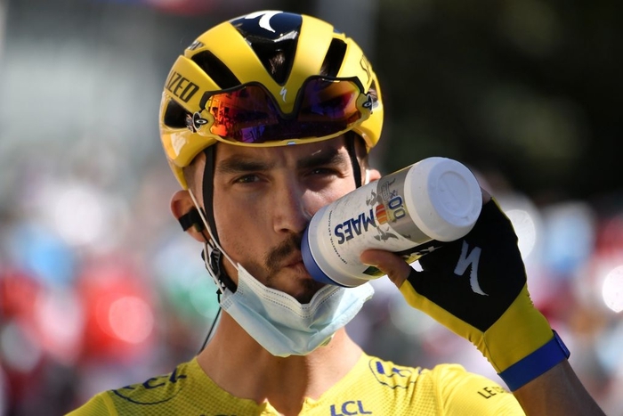 Tay đua mất Áo Vàng giải đua xe đạp danh giá nhất thế giới chỉ vì… uống nước! - Ảnh 2.