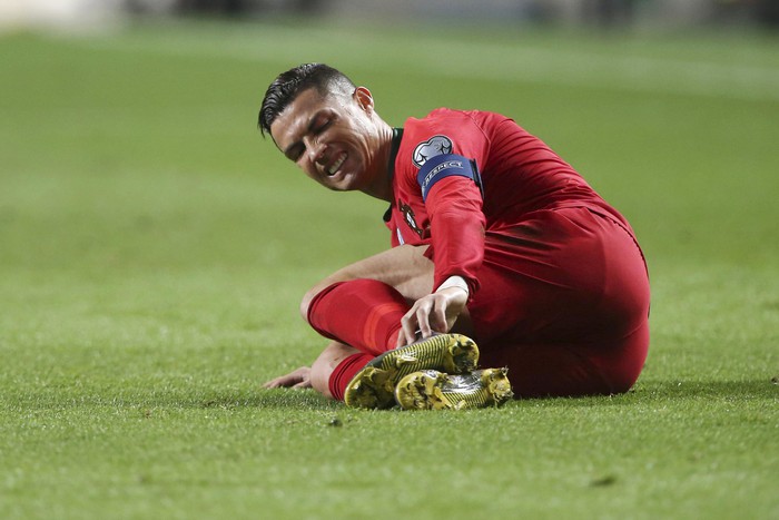 Ronaldo bị nhiễm trùng chân, đứng trước nguy cơ không thể sớm cán mốc 100 bàn thắng - Ảnh 1.