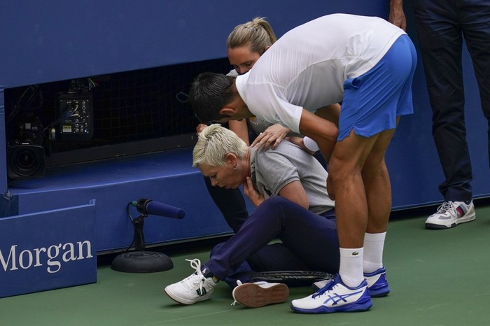 Drama gây sốc ở US Open: Djokovic bị xử thua ngay lập tức vì đánh bóng mạnh vào nữ trọng tài - Ảnh 2.