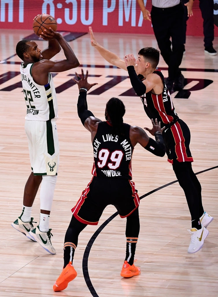 &quot;Á thần Hy Lạp&quot; chấn thương, Milwaukee Bucks vẫn sống sót ở game 4 trước Miami Heat nhờ phong độ tỏa sáng của Khris Middleton - Ảnh 3.
