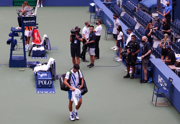 Drama gây sốc ở US Open: Djokovic bị xử thua ngay lập tức vì đánh bóng mạnh vào nữ trọng tài - Ảnh 7.