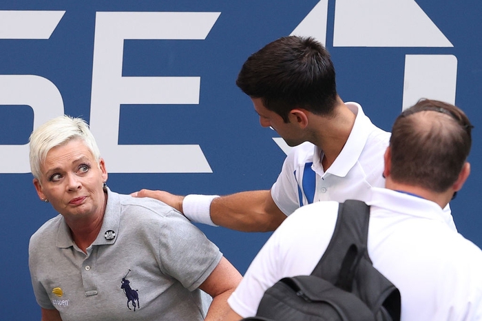 Drama gây sốc ở US Open: Djokovic bị xử thua ngay lập tức vì đánh bóng mạnh vào nữ trọng tài - Ảnh 3.
