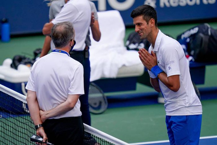 Drama gây sốc ở US Open: Djokovic bị xử thua ngay lập tức vì đánh bóng mạnh vào nữ trọng tài - Ảnh 4.