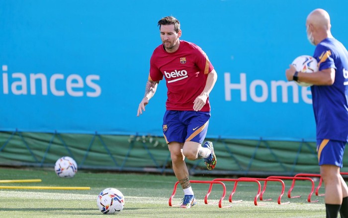 Hình ảnh tưởng bình thường nhưng fan suýt không được thấy: Lionel Messi luyện tập cùng Barca - Ảnh 1.