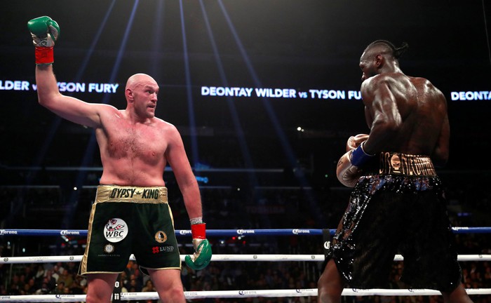 Nhà vô địch Tyson Fury bất ngờ bị cậu em họ đấm ngã trong phòng tập, quan sát kỹ nhiều fan lên tiếng khẳng định: Chỉ là diễn! - Ảnh 3.