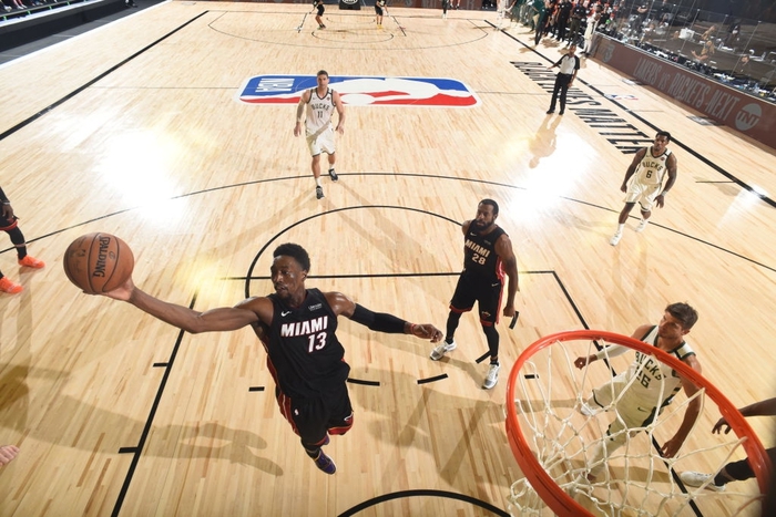 Giannis Antetokounmpo bất lực ngồi nhìn Miami Heat chấm dứt mùa giải của Milwaukee Bucks - Ảnh 3.
