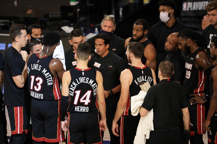 Giannis Antetokounmpo bất lực ngồi nhìn Miami Heat chấm dứt mùa giải của Milwaukee Bucks - Ảnh 4.