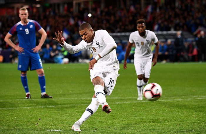 Nhà vô địch thế giới Pháp thoát thua hú vía nhờ bàn thắng phút 90 của Mbappe - Ảnh 7.